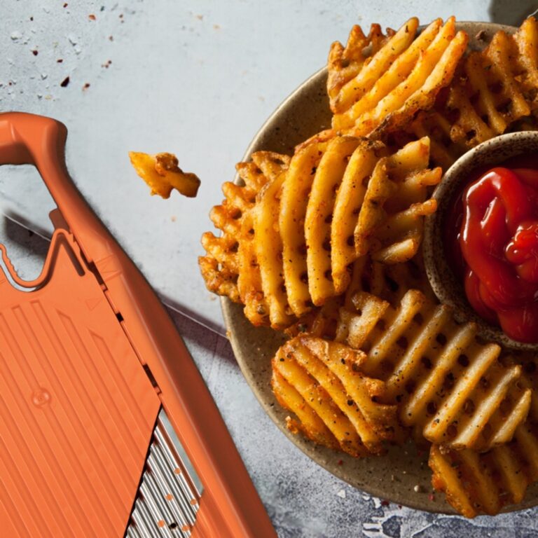 Tarka waflowa Börner i frytki waflowe na szarym blacie